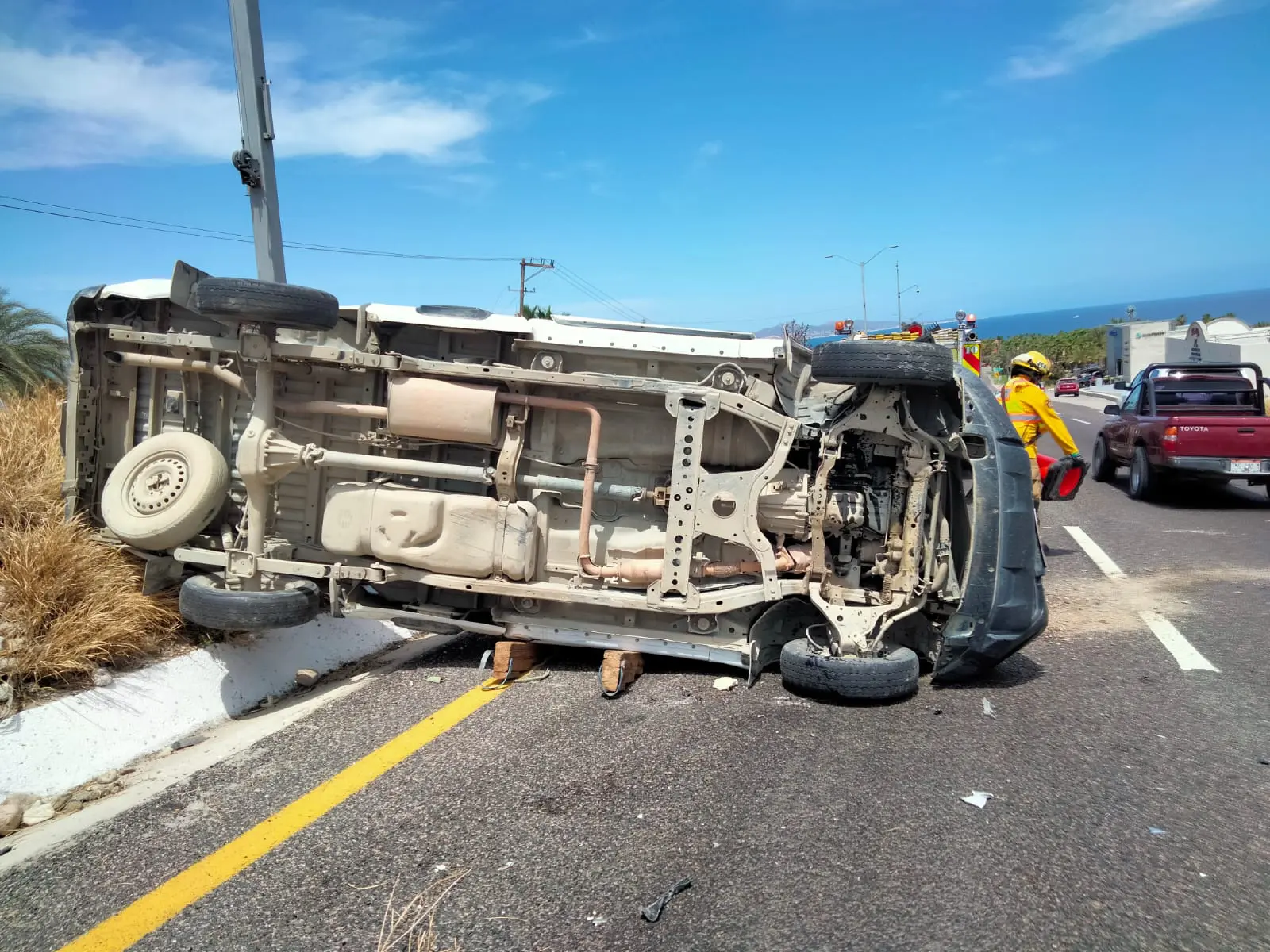Volcadura en Cerro Colorado deja dos personas lesionadas