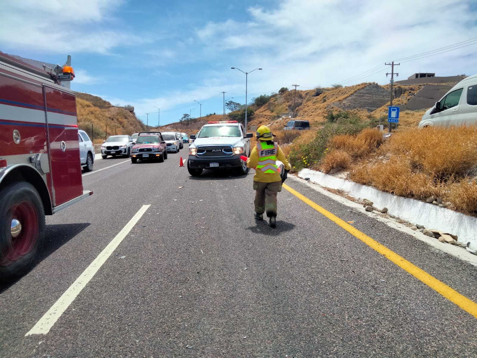Volcadura en Cerro Colorado deja dos personas lesionadas