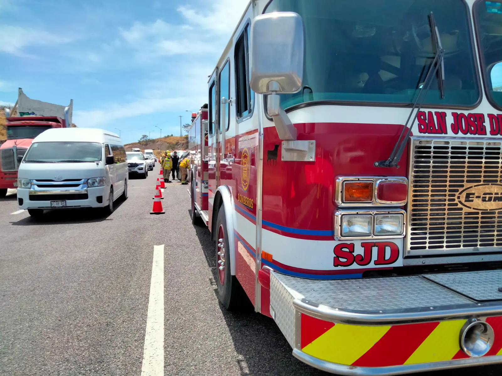 Volcadura en Cerro Colorado deja dos personas lesionadas
