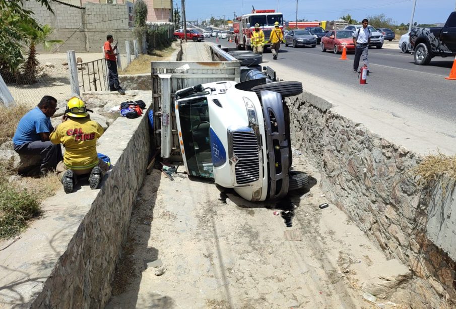 Camión de plataforma vuelca en El Zacatal