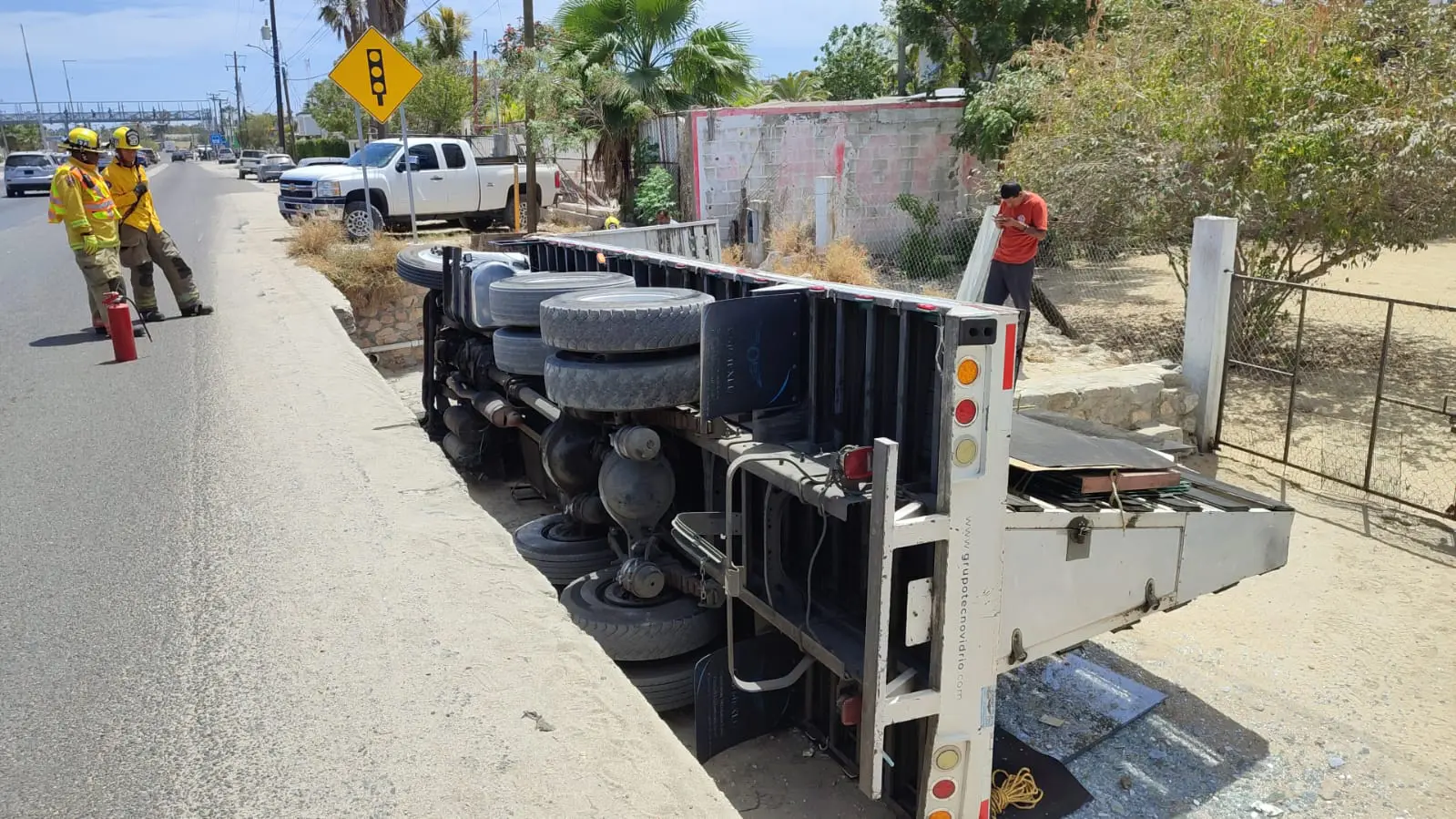 Camión de plataforma vuelca en El Zacatal