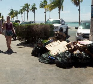 Montañas de basura son la imagen turística del malecón de La Paz