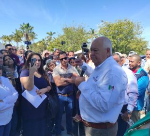 Trabajadores de la SEP encaran a gobernador de BCS; exigen mejores condiciones laborales