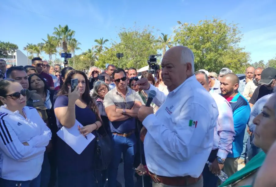 Trabajadores de la SEP encaran a gobernador de BCS; exigen mejores condiciones laborales