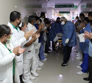 Entre aplausos, despiden a donante de órganos en IMSS La Paz