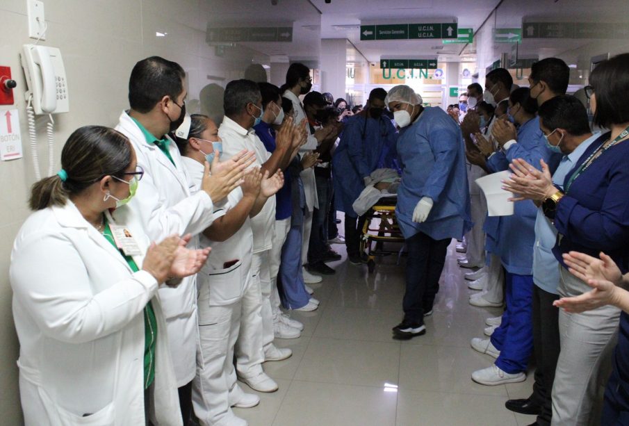 Entre aplausos, despiden a donante de órganos en IMSS La Paz