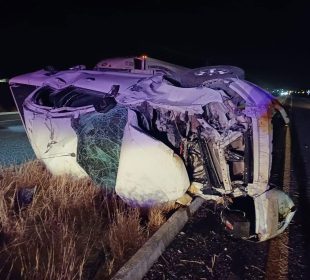 Camioneta casi choca contra vaca y termina volcada en carretera de La Paz