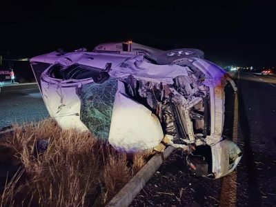 Camioneta casi choca contra vaca y termina volcada en carretera de La Paz