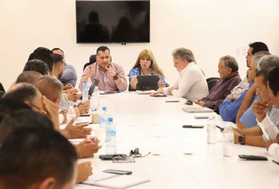 Inician negociaciones para resolver conflicto entre transportadoras y taxistas de Los Cabos