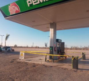 A punta de golpes asaltan gasolinera en carretera de La Paz