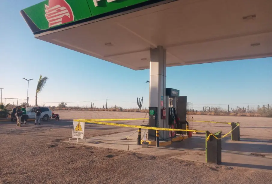 A punta de golpes asaltan gasolinera en carretera de La Paz