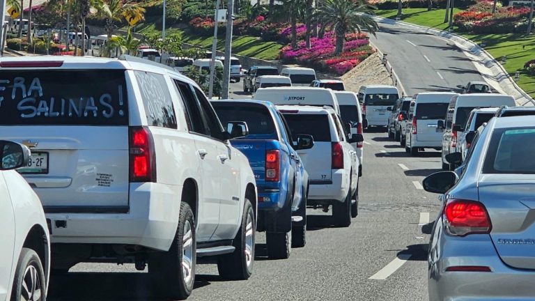 Carretera transpeninsular colapsada por protesta de transportistas turísticas en Los Cabos