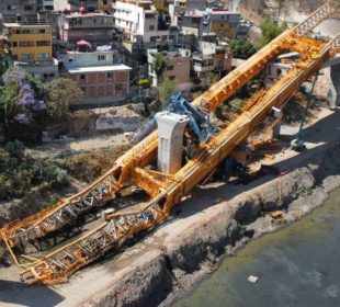 VIDEOS del momento en que colapsa lanzadora en obras del Tren Interurbano, CDMX