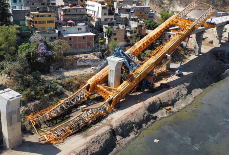 VIDEOS del momento en que colapsa lanzadora en obras del Tren Interurbano, CDMX