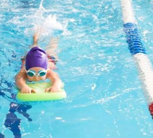 Niña practica natación