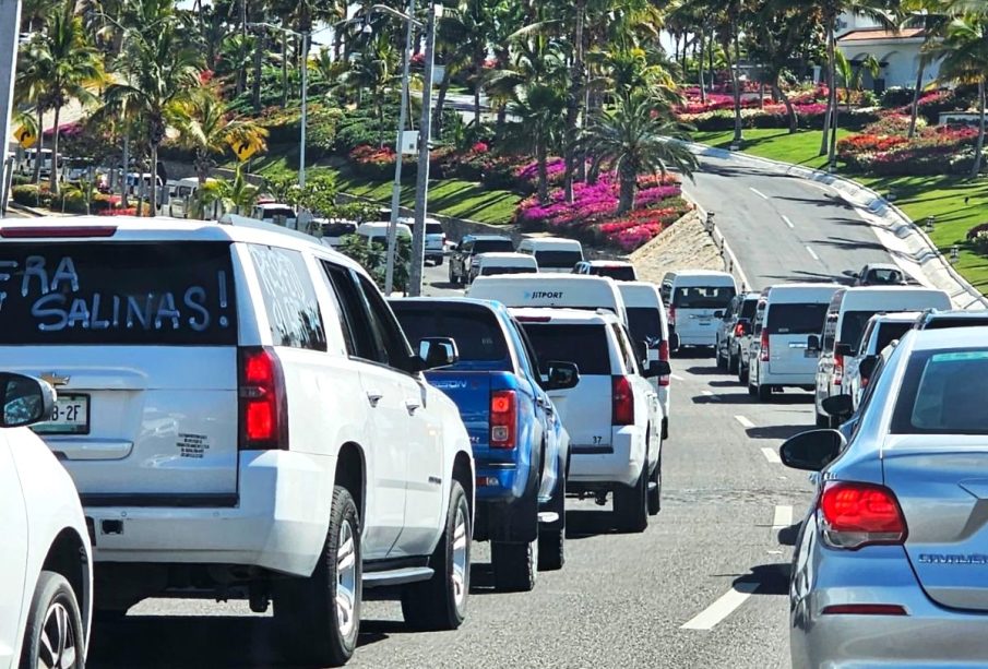 Transportistas de Los Cabos bloquean avenida