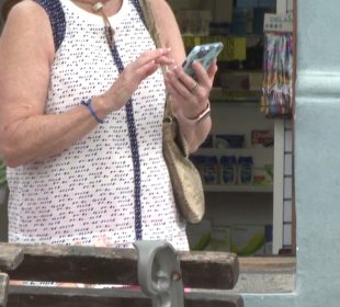 Mujer utiliza un celular