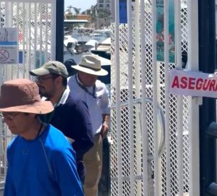 Turistas salen del muelle cerrado en Cabo San Lucas