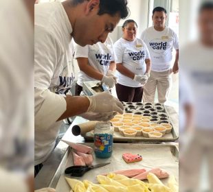 Jóvenes reciben clases de cocina