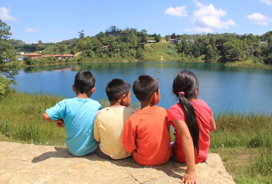 Niños y niñas viendo el paisaje