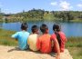 Niños y niñas viendo el paisaje