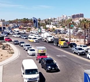 Vehículos transitan por la carretera transpeninsular