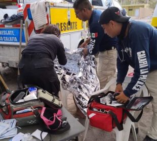 Rescatan a menores de edad arrastrados por una ola en Playa El Califin