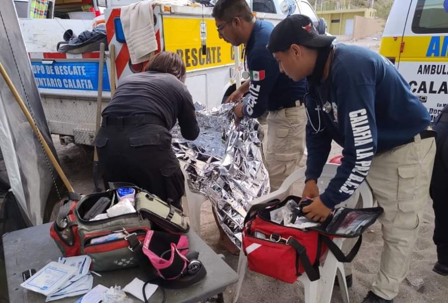 Rescatan a menores de edad arrastrados por una ola en Playa El Califin