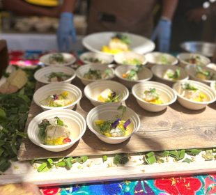 Alimentos preparados en la mesa