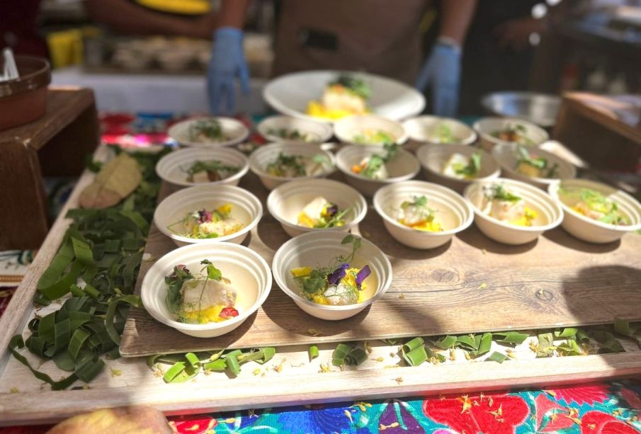 Alimentos preparados en la mesa