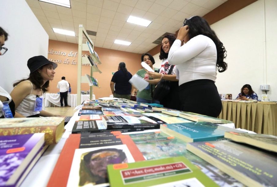 Estudiantes de la UABCS en coloquio universitario