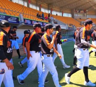 Jugadores de beisbol en La Paz