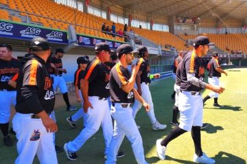 Jugadores de beisbol en La Paz