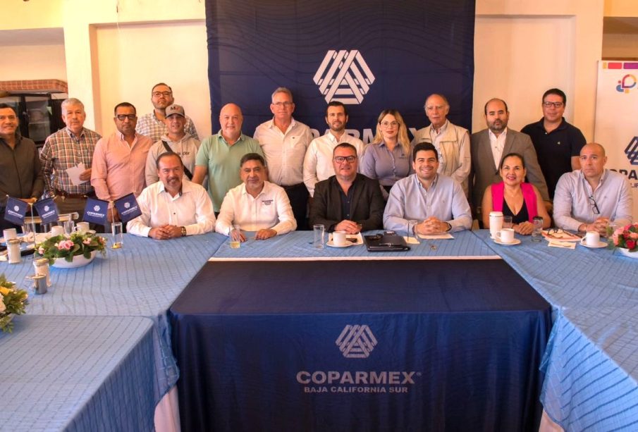 Candidato Manuel Cota con empresarios de Coparmex