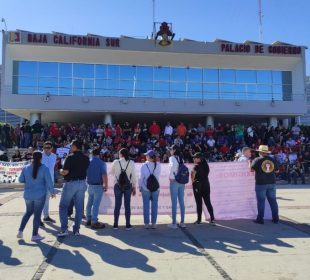Más de mil docentes se manifiestan en Palacio de Gobierno de BCS