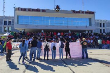 Más de mil docentes se manifiestan en Palacio de Gobierno de BCS