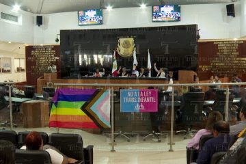 Personas en el Congreso de BCS durante sesión