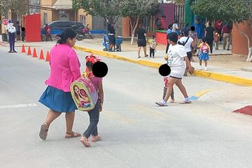 Mujeres cruzan una calle en Los Cabos