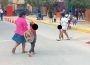 Mujeres cruzan una calle en Los Cabos