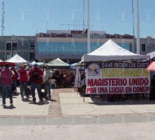 Maestros se plantan en Palacio de Gobierno de BCS