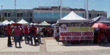 Maestros se plantan en Palacio de Gobierno de BCS