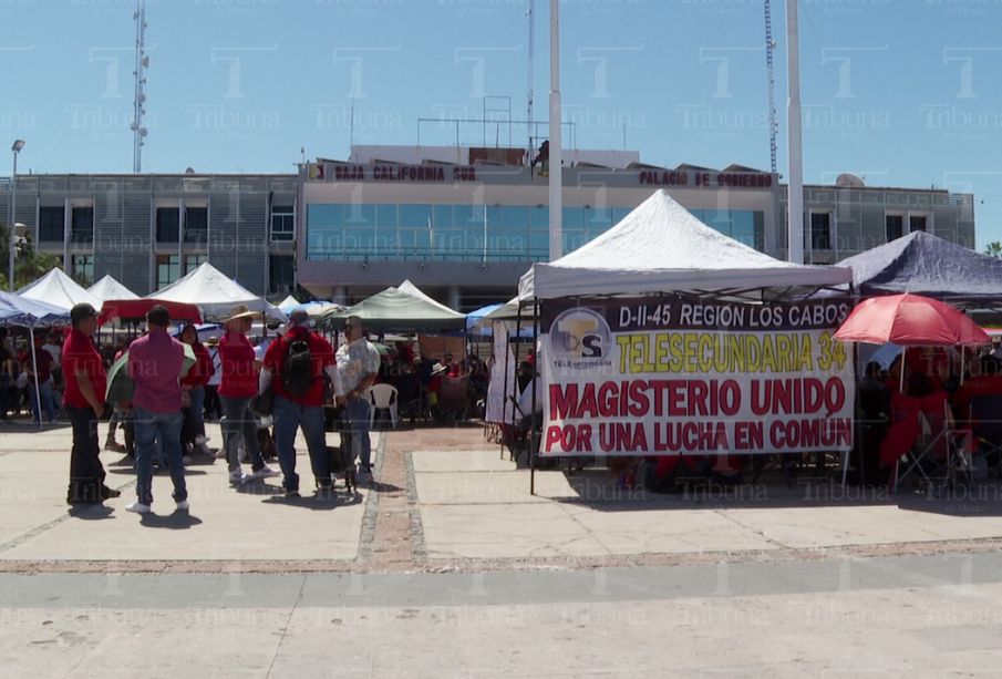 Maestros se plantan en Palacio de Gobierno de BCS