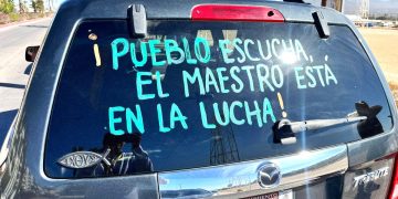 Protesta en vehículo a favor de maestros de Los Cabos