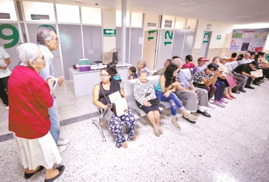 Personas llegan por su pensión al IMSS