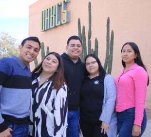 Estudiantes de la UABCS