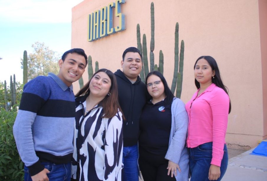 Estudiantes de la UABCS