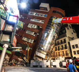 Edificio derrumbado tras sismos en Taiwán