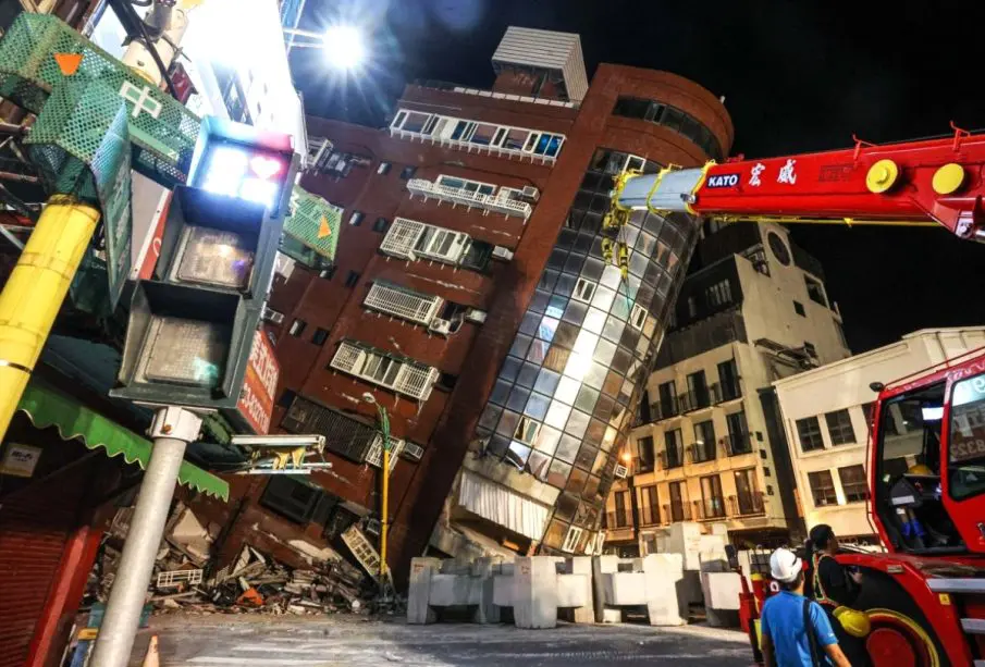 Edificio derrumbado tras sismos en Taiwán
