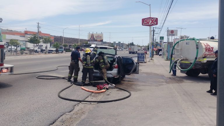 Se registran dos incendios simultáneos de vehículos en La Paz