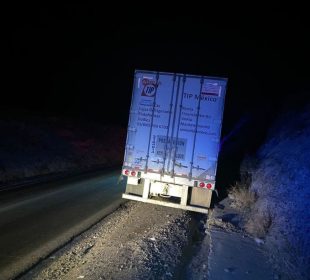 Tráiler queda embancado en carretera a Pichilingue tras caer en una zanja